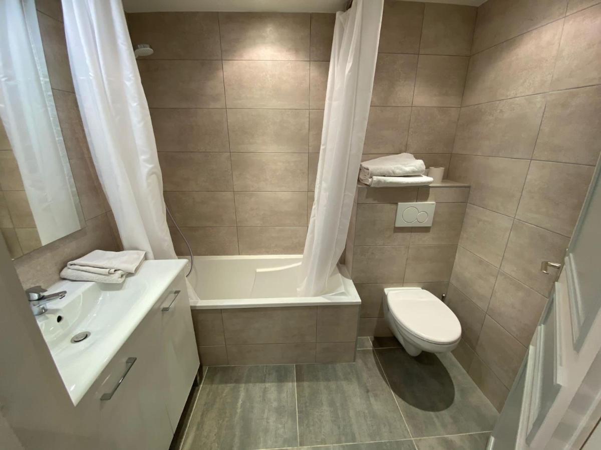 Apartment Situe Devant La *