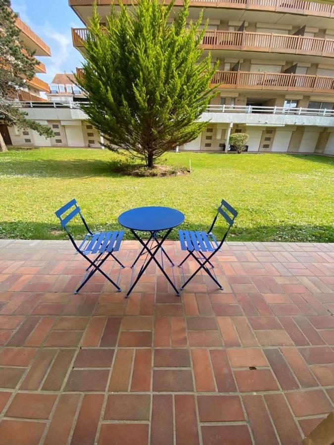 Situe Devant La Deauville